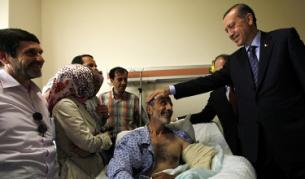 Ердоган в болницата при един от ранените турски граждани в израелската атака срещу международната флотилия