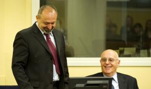 Убийците Вуядин Попович (л) и Любиша Беара така посрещнаха доживотните присъди в Международният трибунал за военни престъпления в бивша Югославия