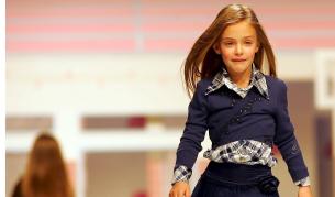 На детските ревюта момиченцата често са гримирани и изглеждат като жени