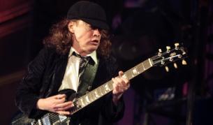 Китаристът на "Ей Си/Ди Си" Ангъс Йънг