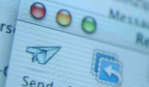 "Фейсбук": Електронната поща е аут