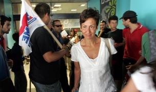 Туристи напускат пристанището на Пирея, защото активисти на Комунистическия работнически съюз(PAME) са блокирали круизните кораби и ги принуждават да стачкуват (снимка от 31 май 2010)