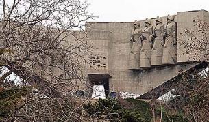 Превръщат соцпаметник в църква?