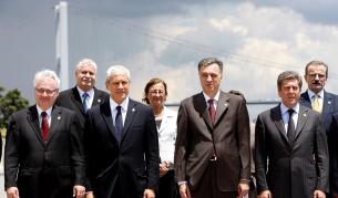 На първия ред отляво: Президентите на Хърватия Иво Йосипович, на Сърбия Борис Тадич, на Черна гора Филип Вуянович и на България Георги Първанов на фамилната снимка в двореца Чираган в Истанбул