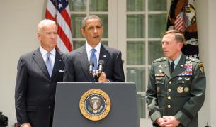 Обама и ген. Петреъс (дясно)
