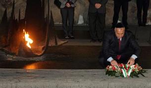 Премиерът Бойко Борисов в "Яд Вашем" по време на посещението си в Израел през януари.