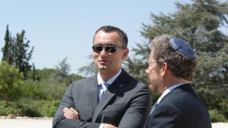 Външният ни министър изоставен в Израел