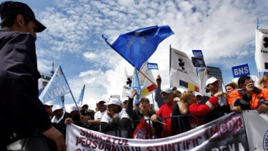 Гърция и Румъния в хаос с вдигането на ДДС