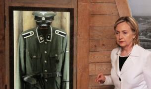 Преди срещата на Общността на демокрациите Хилари Клинтън посети бившата фабрика на Оскар Шиндлер - спаситлят на стотици евреи през Втората св. война - сега превърната в музей