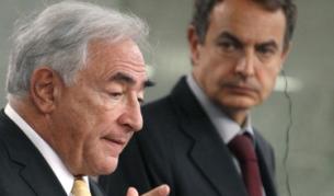 Шефът на МВФ Доминик Строс-Кан в компанията на испанския премиер Хосе Луис Родригес Сапатеро