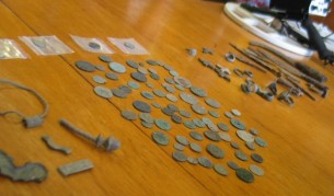 олицаи арестуваха известния иманяр Салим Осман от село Вълнари. В дома му намериха ценни антични предмети и монети, както и 3 металотърсача