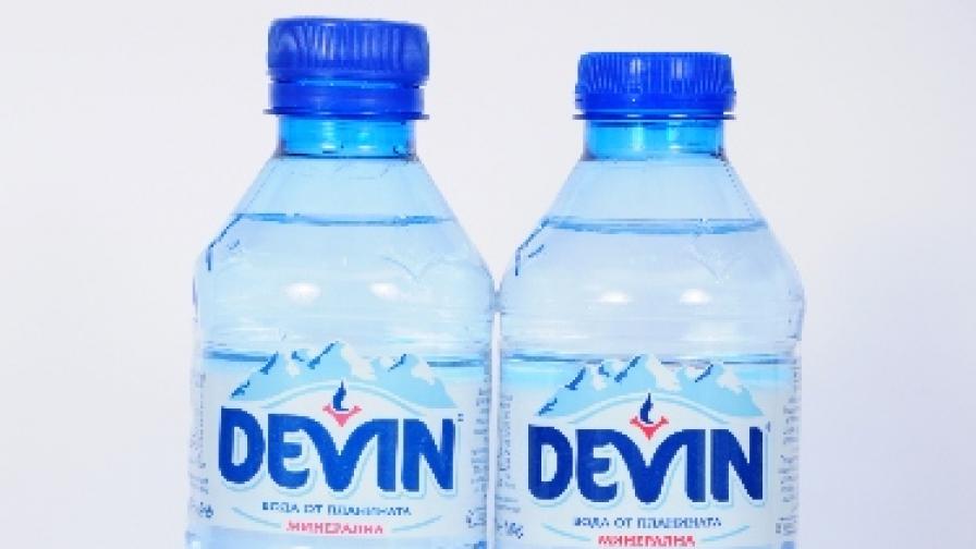 „Девин" е първата компания в Югоизточна Европа, която направи новите капачки (вдясно) на бутилките от 0,5 л и 1,5 л. <br />