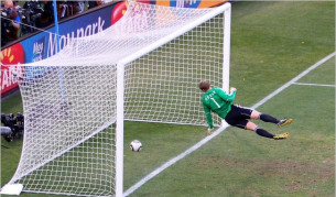 Германия-Англия, 2010: След шут на англичанина Лампард топката се удря в напречната греда, тупва зад голинията и тогава германският вратар я хваща пред линията...