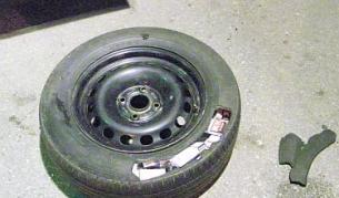 Друг начин за пренос на контрабандни цигари - в гума