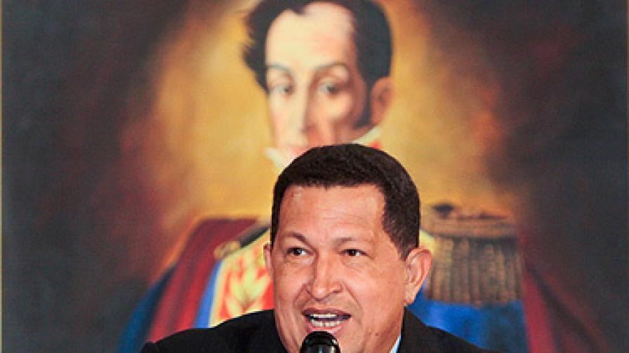 Чавес пред портрета на Боливар