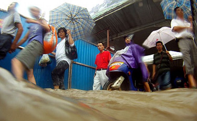 Наводнения в Азия, рекордна жега в Москва
