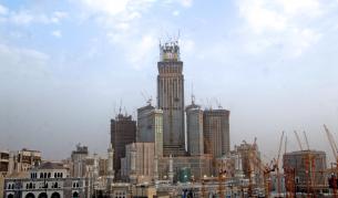 Строежът на 817-метров хотел, който се строи близо до Голямата джамия в Мека, ще завършва с часовникова кула по-висока от Биг Бен