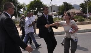 Шейрие Хюсеин от Фотиново с малко бебе в ръцете си се опита да се хвърли върху капака на автомобила на премиера Борисов