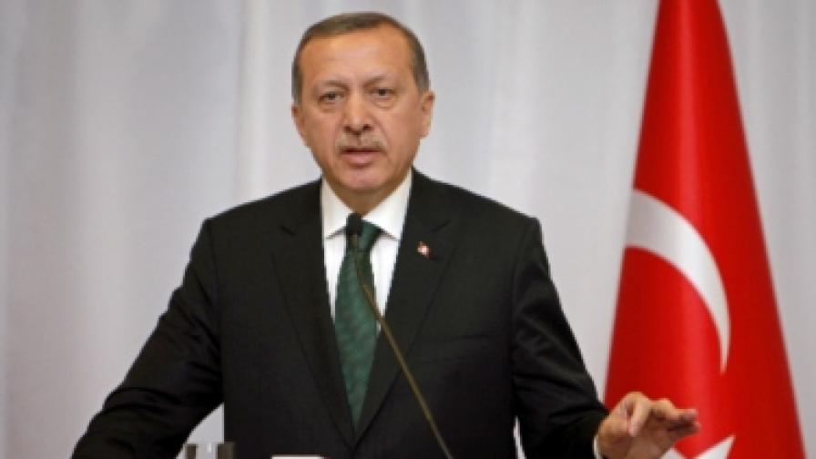 Защо премиерът ходи с 30 охранители, пита турски опозиционен депутат