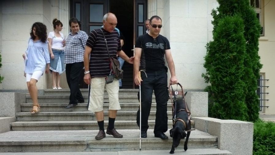 Незрящият Венцислав Иванов и неговото куче водач Жара