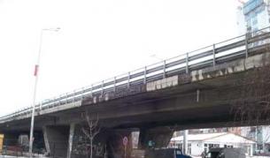 Естакадата се руши на много места