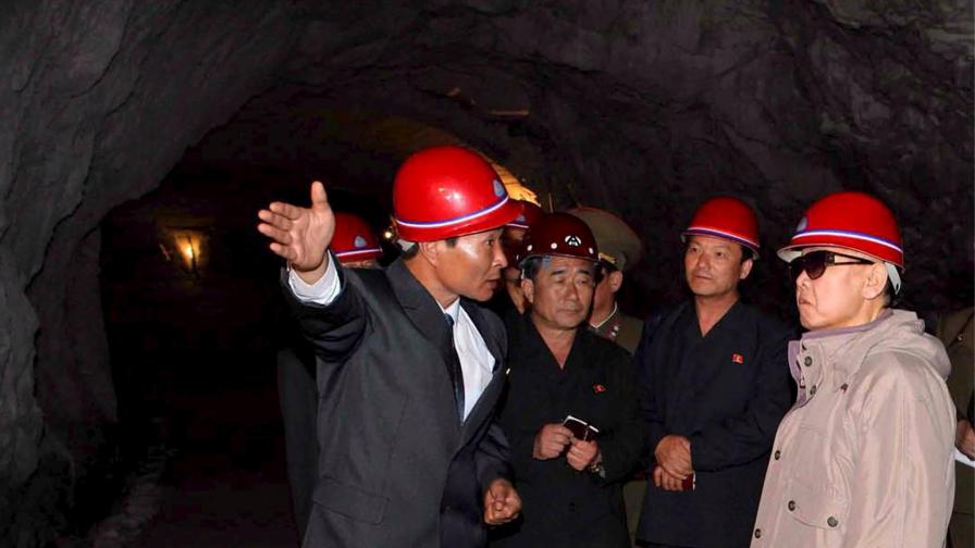 Севернокорейският лидер Ким Чен-ир (вдясно)