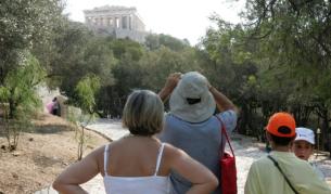 През юли заради стачки туристите снимаха Акропола само отдалеч