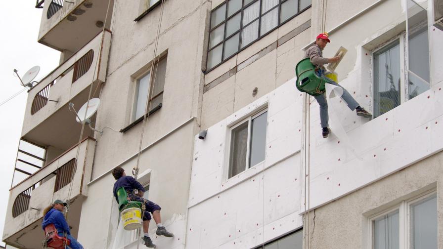Строител оцеля след падане от 8-мия етаж