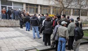 Опашка за нови лични документи пред паспортната служба на МВР в Добрич