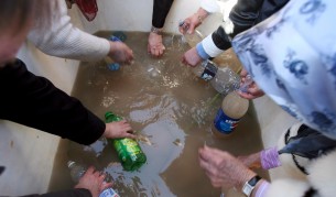 Православни християни си пълнят вода от река Йордан