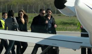 Анджелина Джоли и Брад Пит на летището в Тиват