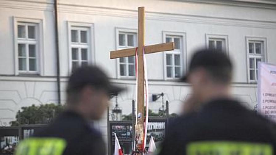 Кръст стана символ на разцепление между поляците
