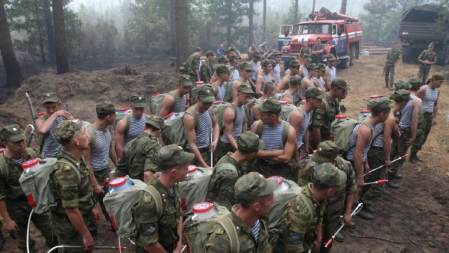 Руски войници се готвят да атакуват горски пожар край с. Рябиновка, на 270 км от Москва в Рязанска област (снимка от 10 август 2010)