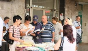 Инспектори от Столичния инспекторат и полицаи, разчистват незаконния пазар под колоните на столичната улица “Граф Игнатиев” срещу площад "Гарибалди" (снимка от 17 август 2010)