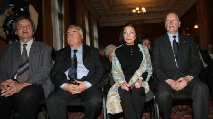 Симеон Сакскобургготски и съпругата му Маргарита заедно с историците проф. Георги Бакалов и акад. Георги Марков