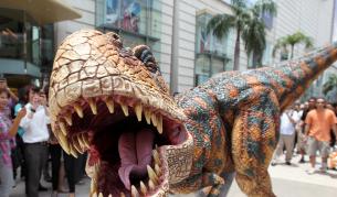 Набит динозавър дебнел по земите ни