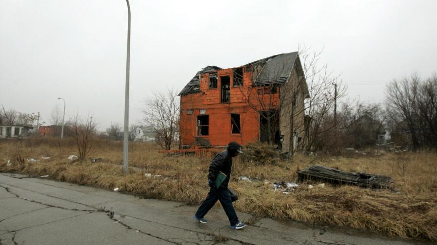 В някои квартали на Детройт има доста изоставени сгради, престъпността е висока.