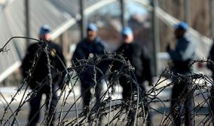 Войници пазят моста, разделящ града на албански юг и сръбски север