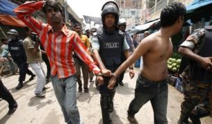 Полицай е арестувал протестиращи стачници в Дака, Бангладеш