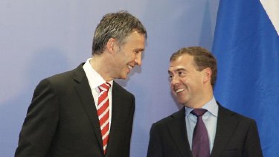Руският президент Дмитрий Медведев и норвежкият премиер Йенс Столтенберг бяха във видимо добро настроение след подписването на договора