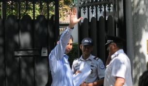 От името на протестиращите Румян Русинов предаде в посолството писмо до президента на Франция Никола Саркози