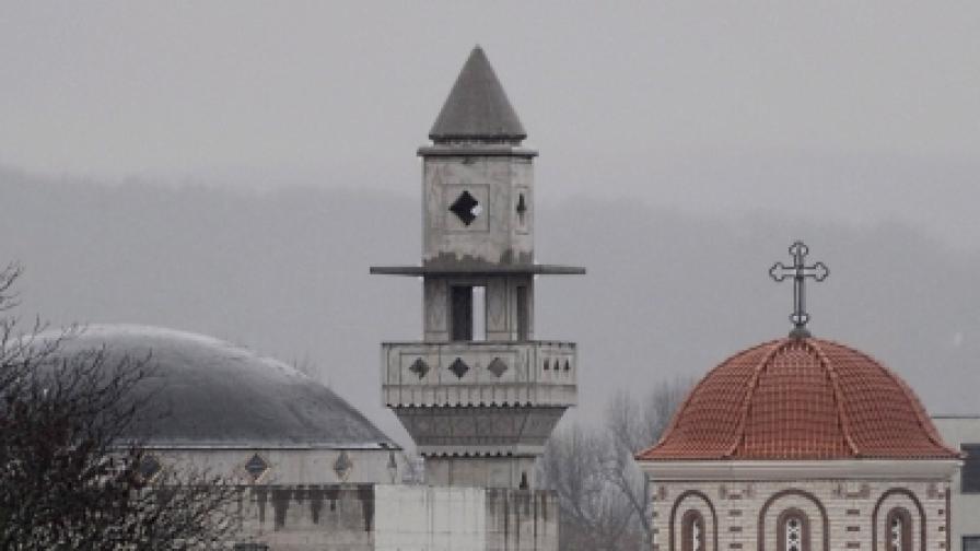 Минаре на джамия и купол на православен храм в центъра на германския град Есинген, провинция Баден-Вюртенберг