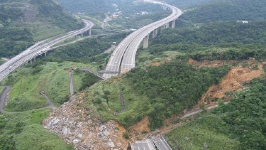 Земните свлачища съшо създават проблеми на Тайван