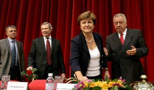 На откриването на учебната година в УНСС: (отляво) министър С.Игнатов, посланик Дж. Уорлик, еврокомисар Кр. Георгиева, ректорът Б. Бориславов