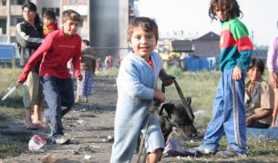 Пращат деца на роми от бл. 20 по домове