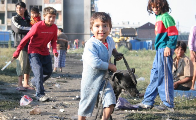 Пращат деца на роми от бл. 20 по домове