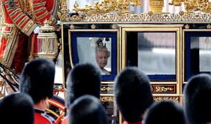 Кралицата молела да си плати тока от помощи