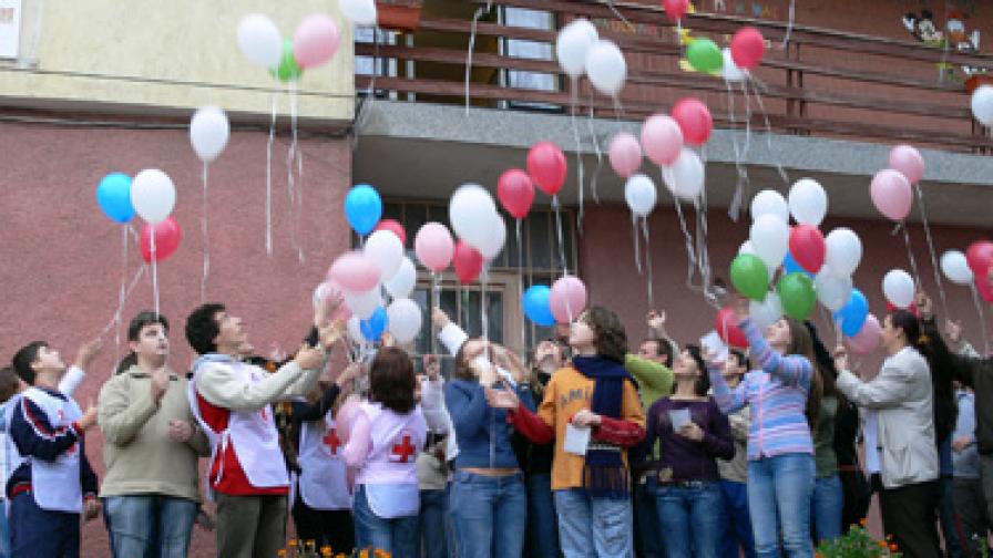 По друга инициатива на БЧК и ОС 87 разноцветни балони полетяха пред Ученическите общежития в Хасково в знак на съпричастност с анти-СПИН кампанията