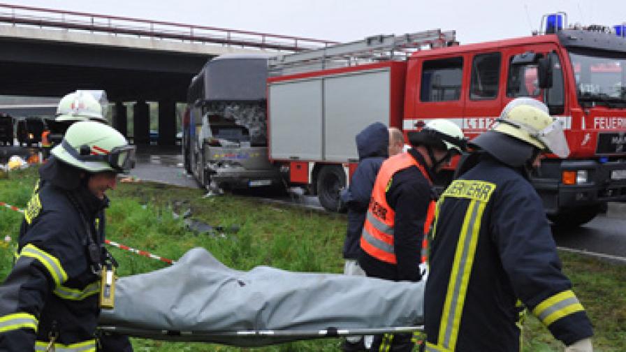 Най-малко 12 загинали при катастрофа с полски автобус