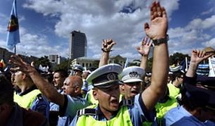 Протестите на румънските полицаи доведоха до вълна от оставки в ресорното министерство